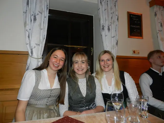 Verena Schindl, Luise Katzensteiner und Bettina Blamauer hatten viel Spass am Bauernball in Stössing | Foto: Heribert Punz