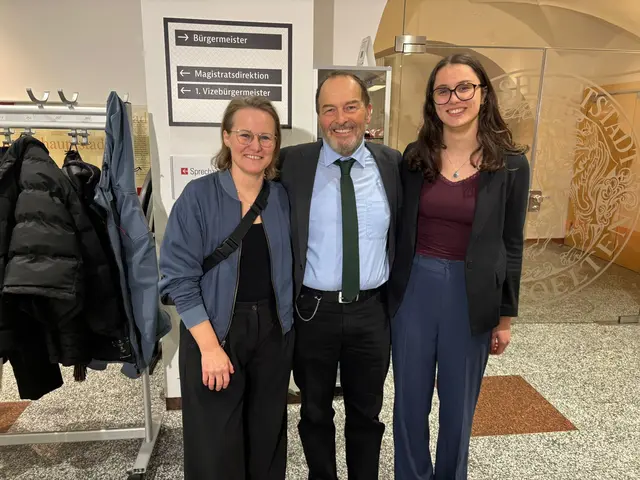 Die Kandidatinnen und Kandidaten trudeln im St. Pöltner Rathaus ein – auch GRÜNE-Spitzenkandidat Walter Heimerl-Lesnik. | Foto: Tanja Handlfinger