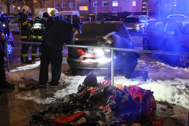 Ein parkendes Fahrzeug wurde durch die Hitze, die von dem brennenden Altpapiercontainer ausging, offenbar beschädigt. | Foto: laumat.at/Matthias Lauber