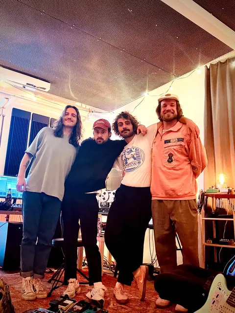 Die Freundesgruppe bei der Aufnahme im Studio. Das Ergebnis ist beim Tourfinale in Innsbruck zu hören.  | Foto: Neikes