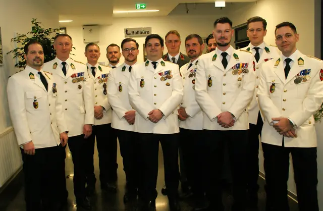 Oberst Christian Luipersbeck (2.v.links) und seine Offiziere. | Foto: Anna Maria Kaufmann