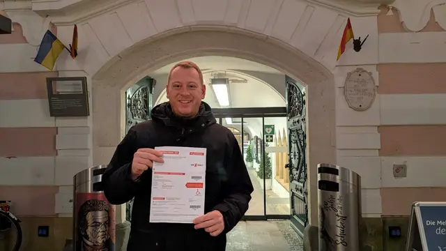 Max Zirngast, KPÖ NÖ Landessprecher und Spitzenkandidat der KPÖ, gab bereits um 7 Uhr im Rathaus seine Stimme ab. | Foto: privat