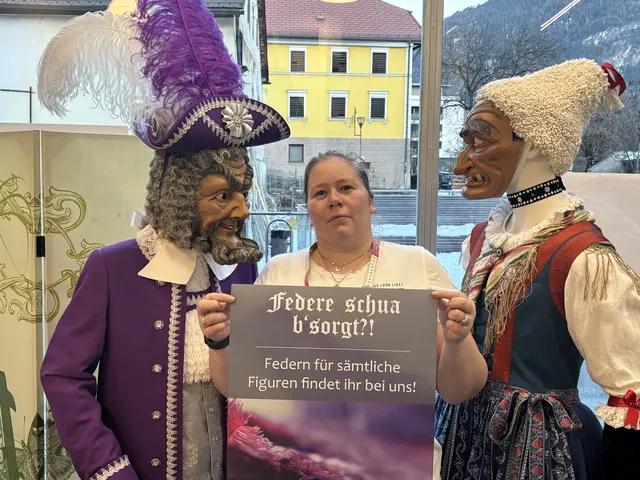 Romana Raich hilft bei kleineren und größeren Problemen mit der Fasnachts-Adustierung. | Foto: Perktold