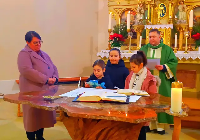 Religionslehrerin NIcole Horvatits, Lia Novak, Anna Neubauer, Irena Takacs und Pfarrer Marko Zadravec.