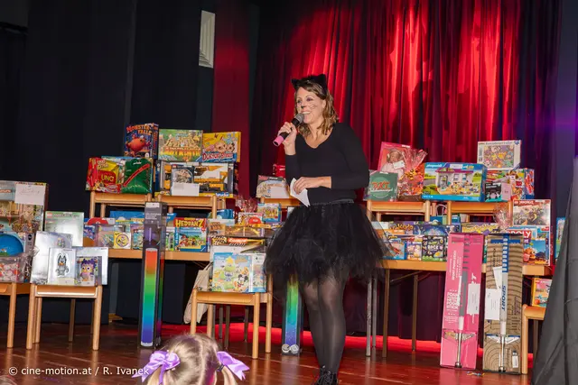 Manuela Kehr mit Ihrer Eröffnungsrede und den vielen Tombolapreisen im Hintergrund. | Foto: cine-motion.at / R. Ivanek