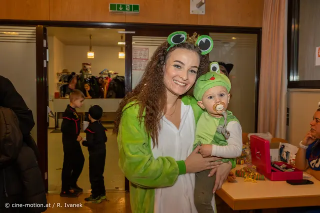Mama Melli mit Söhnchen Maximilian im Froschkostümen. | Foto: cine-motion.at / R. Ivanek