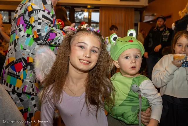 Carina mit Brüderchen Maximilian. | Foto: cine-motion.at / R. Ivanek