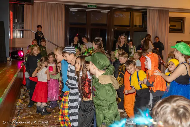 Tanzeinlage - gar nicht so leicht eine Reihe zu bilden. | Foto: cine-motion.at / R. Ivanek