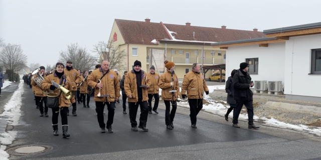 Fußmarsch mit der ungarischen Musikkapelle von der alten Ordination zur neuen in die Kappellenstraße in Strem | Foto: Elisabeth Kloiber
