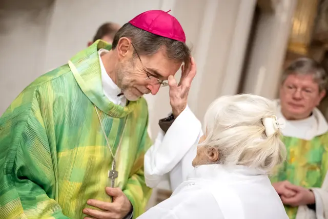 Erzbischof Grünwidl wird von Armutsbetroffener gesegnet | Foto: Erzdiözese Wien/Stephan Schönlaub