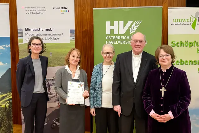 Für Stift Rein übernahm Christine Podlipnig (2.v.li) den Kirchlichen Umweltpreis von den Bischöfen Alois Schwarz und Cornelia Richter sowie Sr. Anneliese Herzig von der Ordenskonferenz.   | Foto: privat