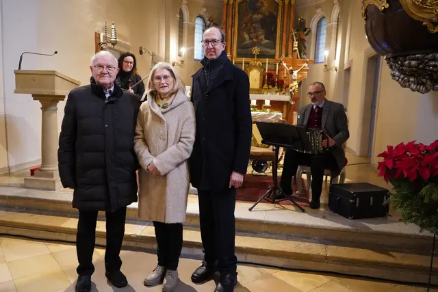 Der Verein Neusiedler Stadtarchiv lud zur Gedenkfeier in die Stadtpfarrkirche. Für die musikalische Gestaltung sorgte die Männerschola Neusiedl (im Bild Dr. Walter Kaschmitter) sowie Franziska Ensbacher und Ferry Janoska  | Foto: Andrea Glatzer