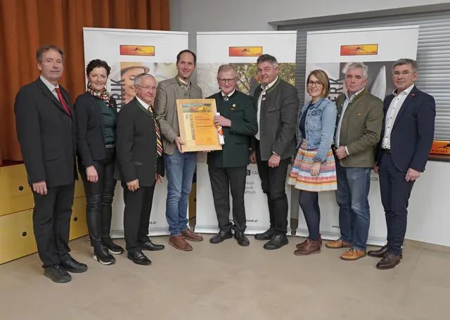 Die Mittelschule Gnas unter Direktor Georg Kaufmann wurde für die gesunde „Go Gnas Honiglimonade“ gemeinsam mit Imker Josef Niederl mit dem Schulinnovationspreis ausgezeichnet.
 | Foto: Roman Schmidt