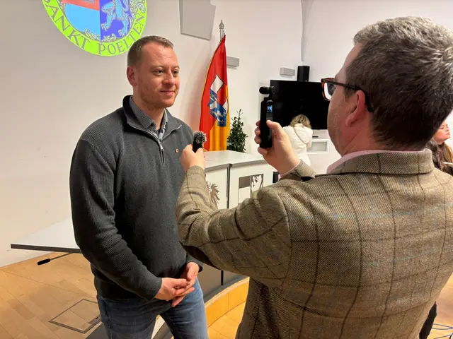 KPÖ-Spitzenkandidat Max Zirngast vor der Kamera von Chefredakteur Oswald Hicker. | Foto: Tanja Handlfinger