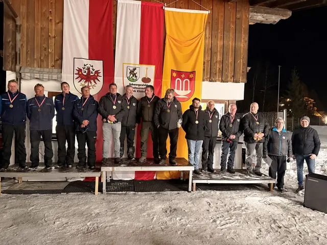 Die Stockerlplatzierten der Bezirksmeisterschaft; 2. EC Brixen I, 1. ESV Erpfendorf I, 3. ESV Erpfendorf II; mit Bezirksobmann Andi Aberger und EV Fieberbrunn sowie Vize-Bgm. Thomas Wörgetter. | Foto: Andi Aberger