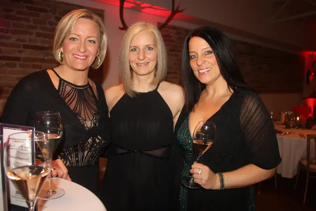 Gut gelaunt vor dem Beginn des Balls im Schloss. | Foto: Raimund Mold