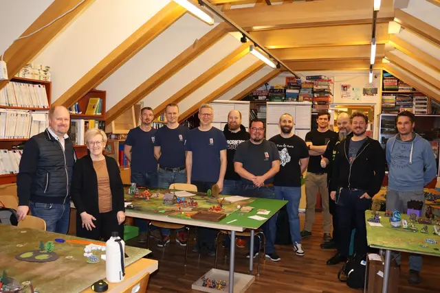 Katzelsdorfs Bürgermeister Michael Nistl (ÖVP), Obfrau der Zinnfigurenwelt Katzelsdorf Hannelore Handler-Woltran mit der Kings-of-War-Community rund um Stefan Schindler-Höfert, Hannes Lepka, Dietmar Eisinger, Florian Kolm, Robert Schönauer, Michael Budal, Jan Kukla, Peter Schöpf, Samuel Fuchs und Markus Schafrath. | Foto: Schauer