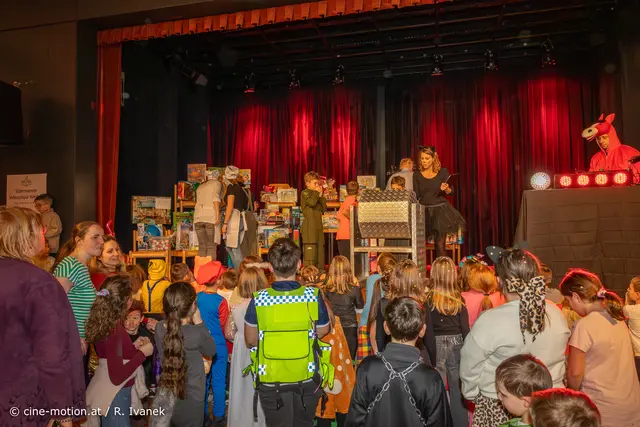 Spannung  - wer gewinnt was? Michaela Kehr verliest die Gewinnlosnummern. | Foto: cine-motion.at / R. Ivanek