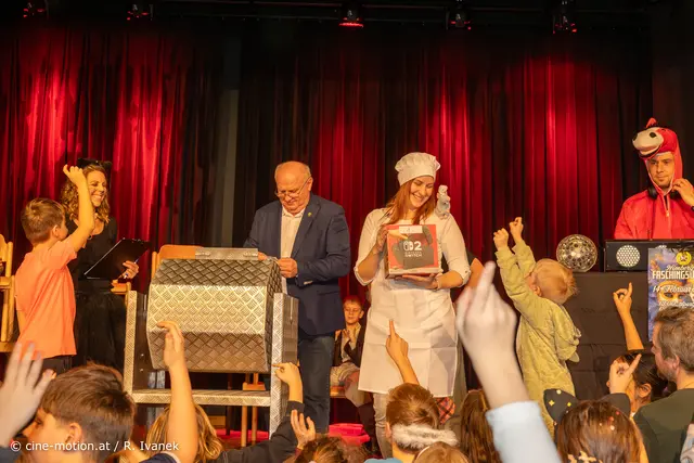 Hauptverlosung - Bürgermeister Ernst Wendl übernahm die Ziehung des Nitendo Switch 2. | Foto: cine-motion.at / R. Ivanek