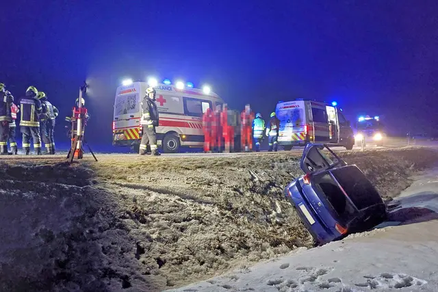 Der PKW kam seitlich liegend an der Böschung zu stehen. | Foto: FF Waidhofen/Thaya