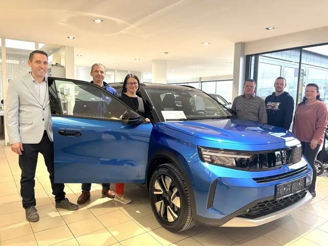 Geschäftsführer Markus Doczekal (3.v.r.) und sein Team lud zum Angrillen in das Autohaus in Güssing.  | Foto: Elisabeth Kloiber