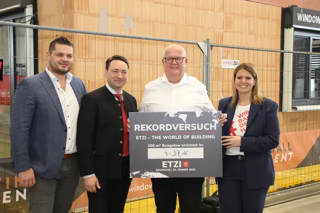 David Etzenberger, Landeshauptmann-Stellvertreter Manfred Haimbuchner, Maximilian Etzenberger und Stefanie Etzenberger (v.li.) | Foto: MeinBezirk/Staudinger