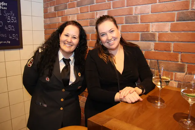 Auch Doris und Sarah ließen sich den Rotkreuz-Ball nicht entgehen.
