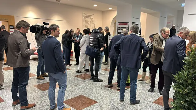 Nicht nur die Presse wartet gespannt auf das Wahlergebnis – auch die Kandidatinnen und Kandidaten verfolgen im St. Pöltner Rathaus den Auszählungsstand auf ihren Smartphones. | Foto: Tanja Handlfinger