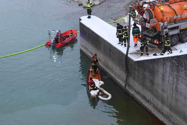 Bei frostigen Temperaturen mussten die Feuerwehr-Einsatzkräfte am Wochenende in Lambach ausrücken. Grund war austretendes Hydrauliköl beim Kraftwerk in die Traun. | Foto: laumat.at/Matthias Lauber