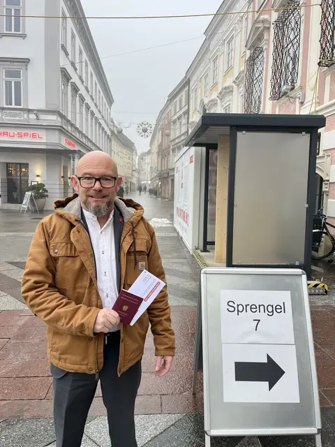 NEOS-Spitzenkandidat Bernd Pinzer auf dem Weg ins Wahllokal. | Foto: NEOS/Pinzer