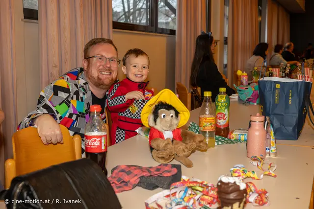 Papa Christoph mit Söhnchen Maximilian. | Foto: cine-motion.at / R. Ivanek