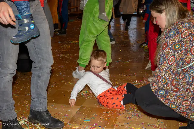 Konfetti- einsammeln und neu verstreuen ist lustiger | Foto: cine-motion.at / R. Ivanek