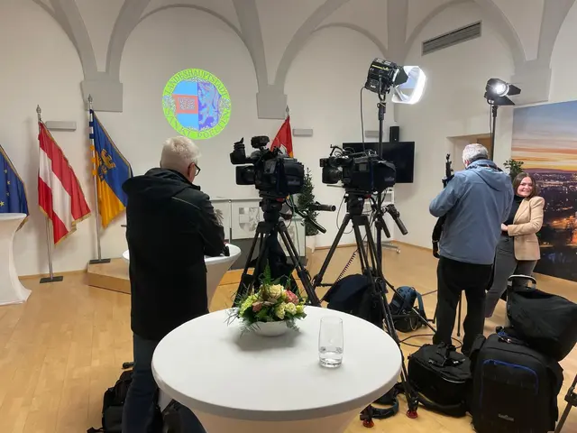 Gespanntes Warten im Pressebereich des St. Pöltner Rathauses.  | Foto: Oswald Hicker