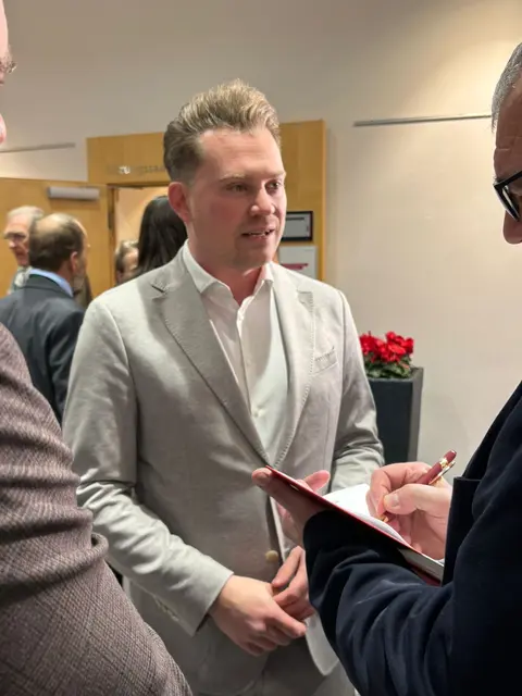 Erste Interviews – Florian Krumböck (ÖVP) ist sichtlich angespannt. | Foto: Tanja Handlfinger