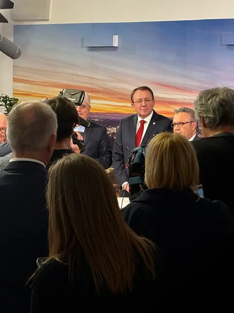 Hält die Absolute oder nicht? Bange Momente für SPÖ-Spitzenkandidat und Bürgermeister Matthias Stadler. | Foto: Tanja Handlfinger