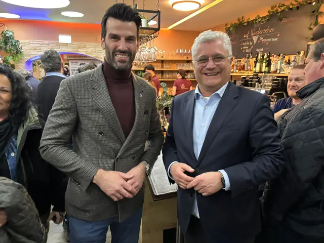 Zum Wahlerfolg der St. Pöltner FPÖ gratuliert LH-Stellvertreter Udo Landbauer persönlich dem Spitzenkandidaten Martin Antauer. | Foto: Tanja Handlfinger