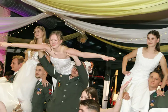 Jungdamen und Rekruten des Jägerbataillons 19 eröffneten den Garnisonsball in der Montecuccoli-Kaserne Güssing mit einer schwungvollen Polonaise. | Foto: Anna Maria Kaufmann