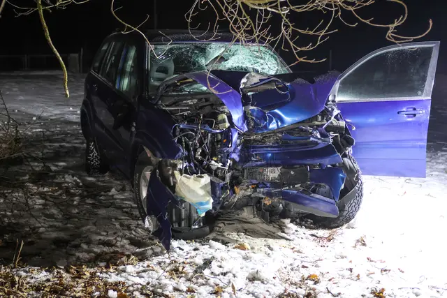 Ein schwerer Verkehrsunfall hat sich auf der L1224 Pramtalstraße in Riedau ereignet. Eine Person musste von den Einsatzkräften aus dem verunfallten Fahrzeug befreit werden. | Foto: laumat.at/Matthias Lauber