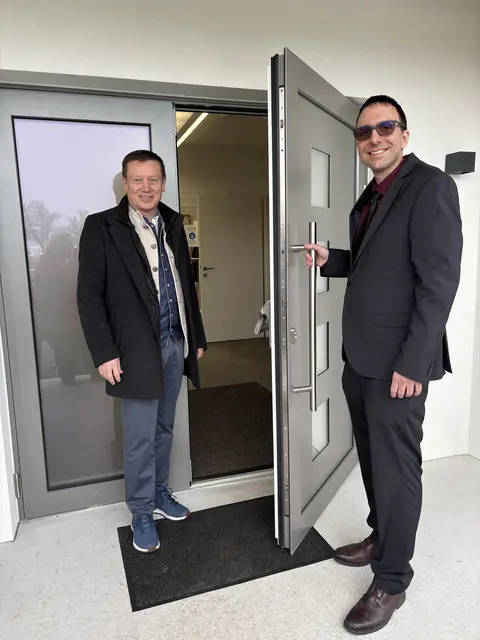 Hausarzt András Czett und Bürgermeister Bernhard Deutsch öffneten die Türen der neuen Ordinationsräumlichkeiten in Strem.  | Foto: Elisabeth Kloiber