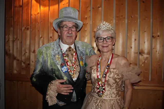 Prinz Helmuth von dem Kugellager und Prinzessin Christa von Hardegg empfingen hunderte Zuseher