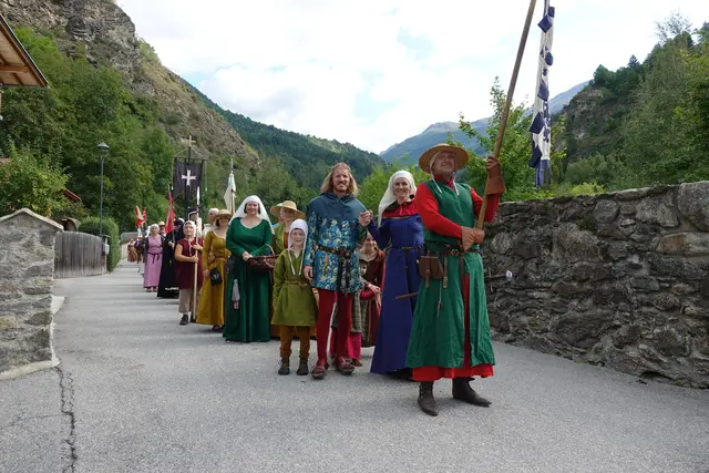 Ritter und Gefolge ziehen durch die Straßen auf der Suche nach einem neuen Vereinszuhause.  | Foto: Mittelalterverein Ausfall