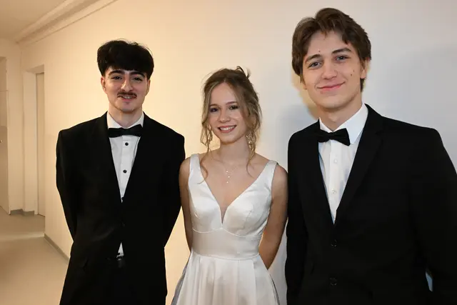 Ziad, Helena und Matheo sind für den Abend bereit | Foto: Foto Thomas Fischer