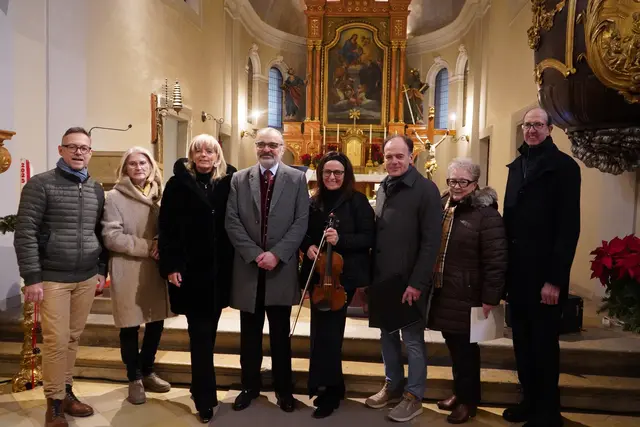 Bei der Holocaust-Gedenkfeier in der Stadtpfarrkirche in Neusiedl am See: Michael Hess, Eva-Maria Mannsberger, SPÖ-Landtagsabg. und Bgm(in) Elisabeth Böhm, Ferry Janoska, Johanna Ensbacher, Stadtpfarrer Gabriel Kozuch, Inge Berger, Martin Pieber | Foto: Andrea Glatzer