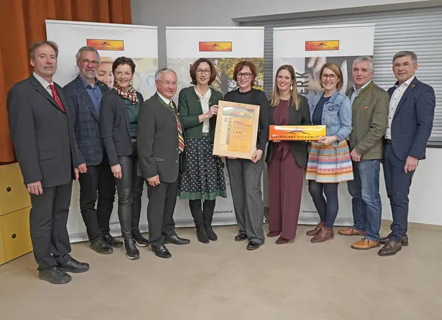 Andrea Scharl vom gleichnamigen Weinhof in Plesch in der Weingemeinde holte gemeinsam mit ihrer Schwester Heidemarie Sudy den Hauptpreis des Abends. | Foto: Roman Schmidt