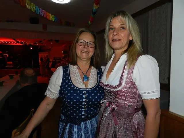 Stefi Kahri und Sonja Hintermayer sind Stammgäste beim Bauernball in Stössing | Foto: Heribert Punz