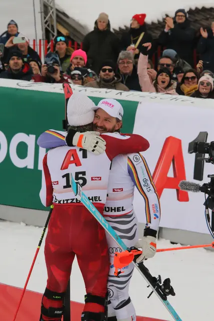 Linus Straßer herzt Sieger Manuel Feller: Seit Saisonstart jagten beide früheren Erfolgen vergeblich hinterher  | Foto: Gerald Habison