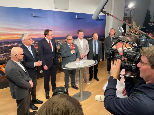 Die Runde der Spitzenkandidaten hat sich im St. Pöltner Rathaus eingefunden: Bernd Pinzer (NEOS), Martin Antauer (FPÖ), Matthias Stadler (SPÖ), Florian Krumböck (ÖVP), Walter Heimerl-Lesnik (GRÜNE) und Max Zirngast (KPÖ). | Foto: Oswald Hicker