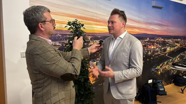 MeinBezirk NÖ-Chefredakteur Oswald Hicker interviewt Florian Krumböck (ÖVP). | Foto: Tanja Handlfinger