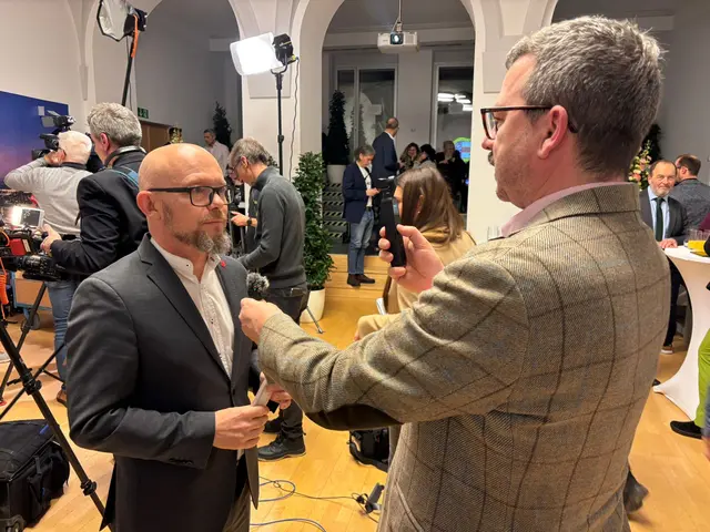 Chefredakteur Oswald Hicker im Gespräch mit Bernd Pinzer (NEOS). | Foto: Tanja Handlfinger