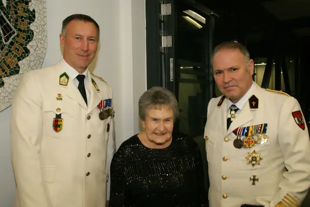 Kommandant Christian Luipersbeck begrüßt den Militärpfarrer Alexander Wessely mit seiner Mutter Margarethe Wessely. | Foto: Anna Maria Kaufmann